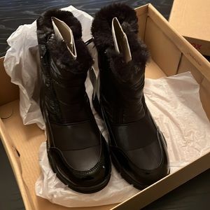 NWT Space Walk Faux Fur Lined Boot